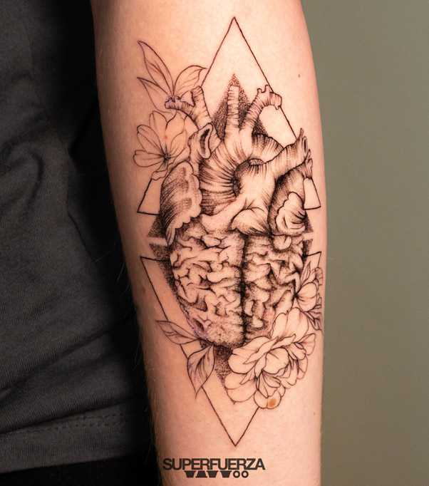 Final Tribal Tattoo piercing tatuaje Corazón cerebro Geométrico fineline por Sergio Superfuerza