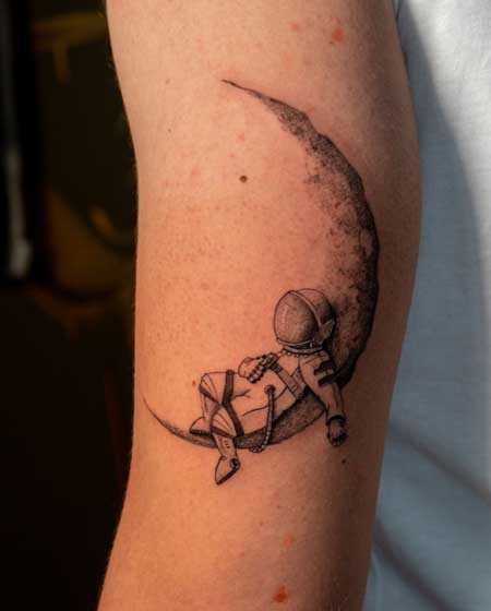 Final Tribal Tattoo piercing tatuaje Astronauta en la luna por Juan Carlos