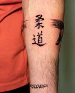 Letras japonesas pinceladas por Sergio superfuerza tattoo