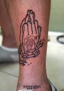 Final Tribal Tattoo piercing manos rezando praying hands superfuerza tattoo sergio camporota