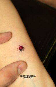 mariquita-insecto-realista-final-tribal-tattoo-y-piercing