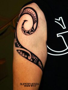 polinesio-anzuelo-final-tribal-tattoo-y-piercing