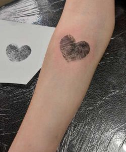 huella-corazon-linea-fina-final-tribal-tattoo-y-piercing