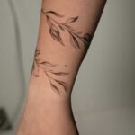 ¿Tatuarse en verano? los tatuajes de línea fina Sí